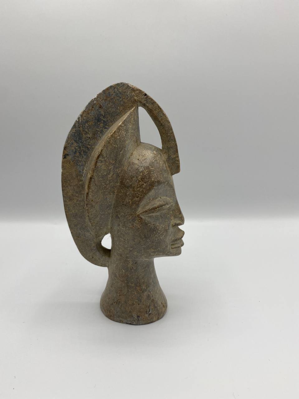 Tête sculptée en pierre – Coiffe ajourée – Inspiration art africain