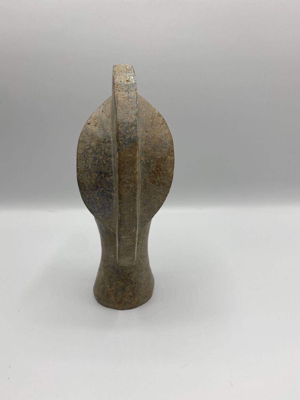 Tête sculptée en pierre – Coiffe ajourée – Inspiration art africain