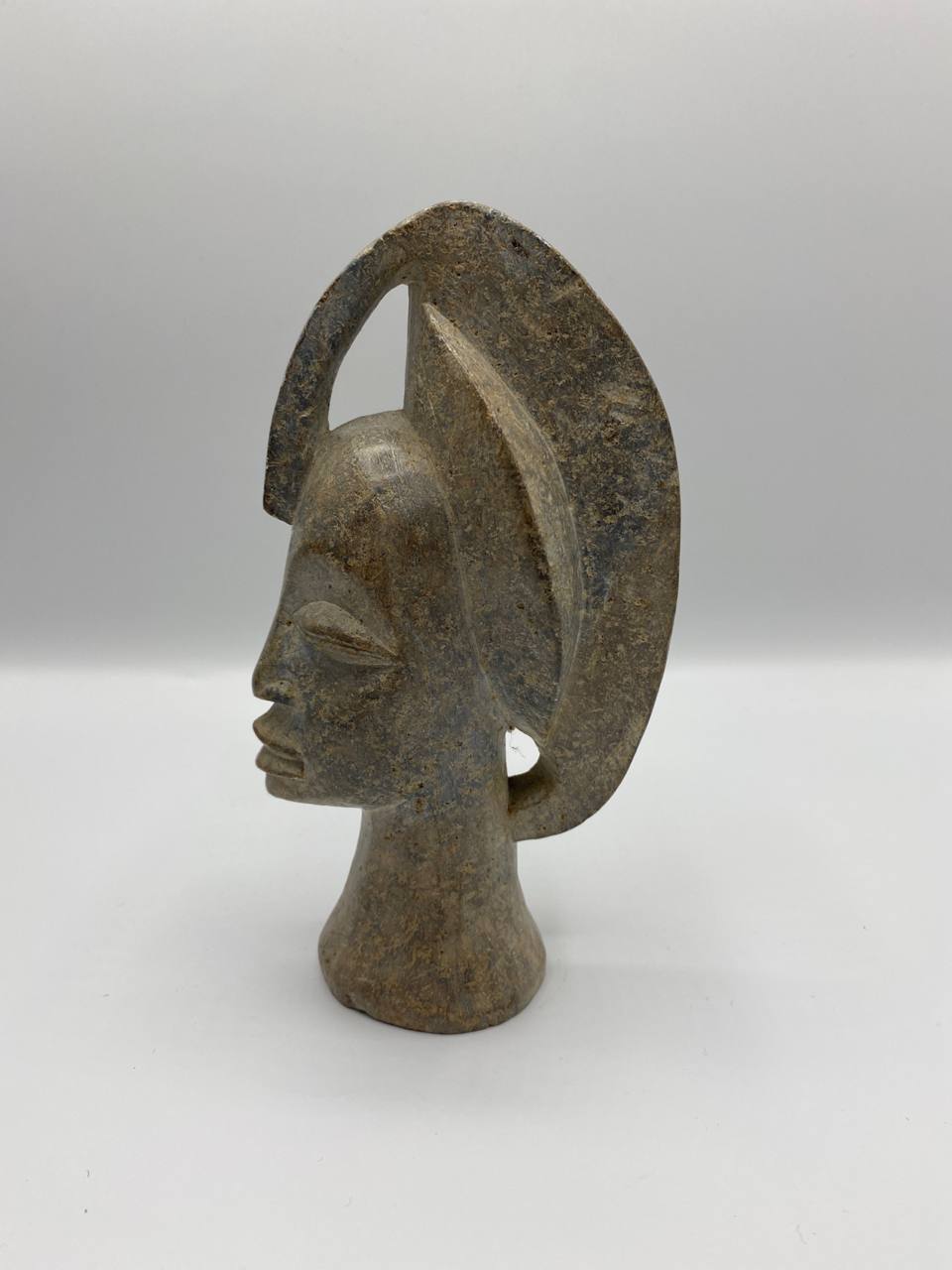 Tête sculptée en pierre – Coiffe ajourée – Inspiration art africain