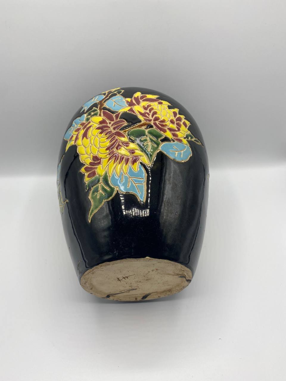 Vase balustre émaillé – Fleurs cloisonnées sur fond noir laqué