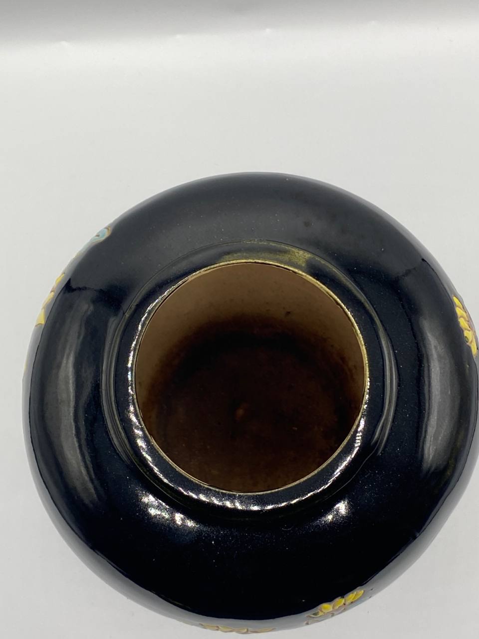 Vase balustre émaillé – Fleurs cloisonnées sur fond noir laqué
