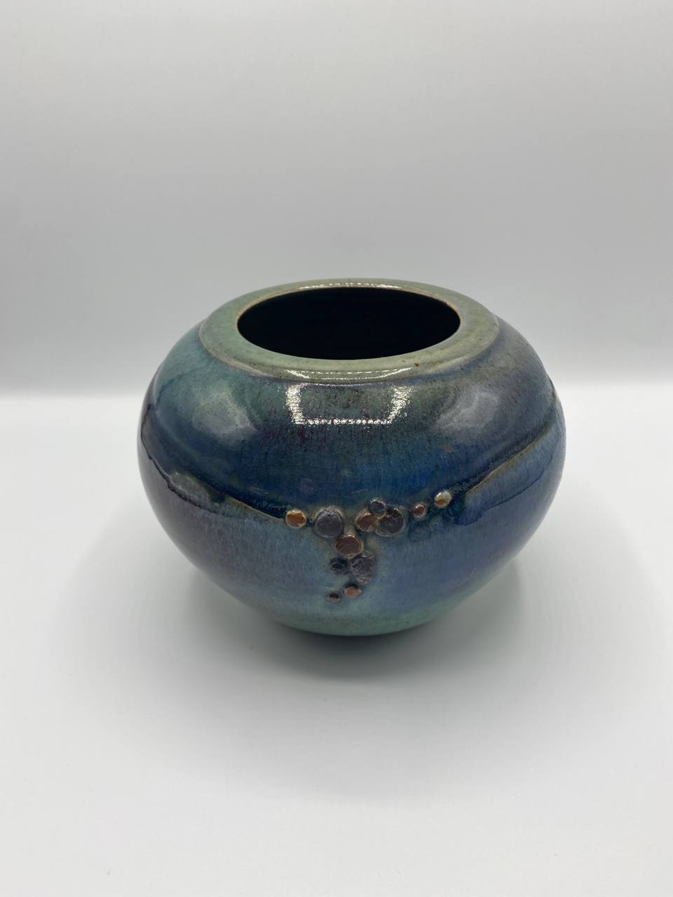 Vase en grès tourné – Émail flammé bleu vert et reflets violacés – Décor en relief – Signé