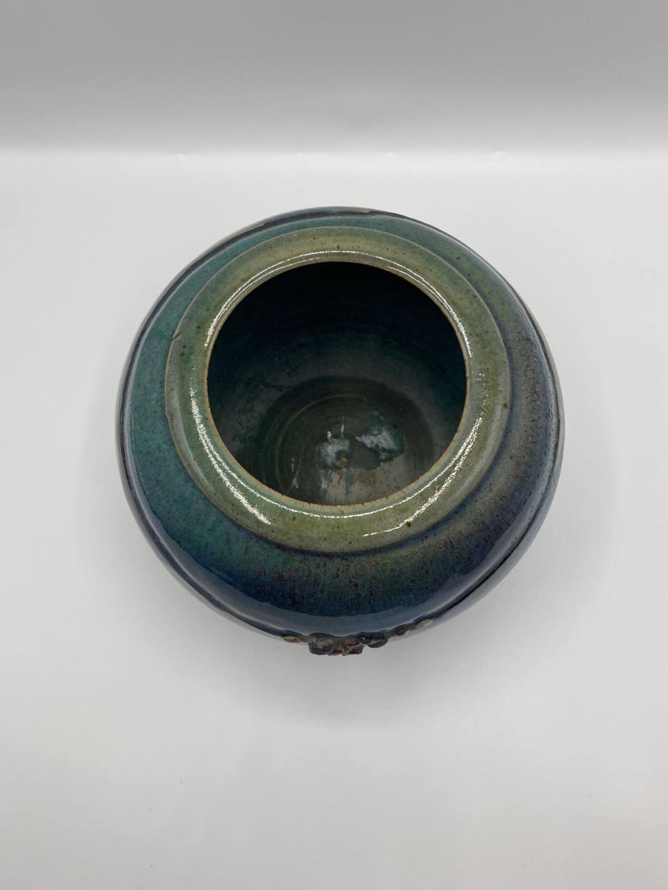 Vase en grès tourné – Émail flammé bleu vert et reflets violacés – Décor en relief – Signé