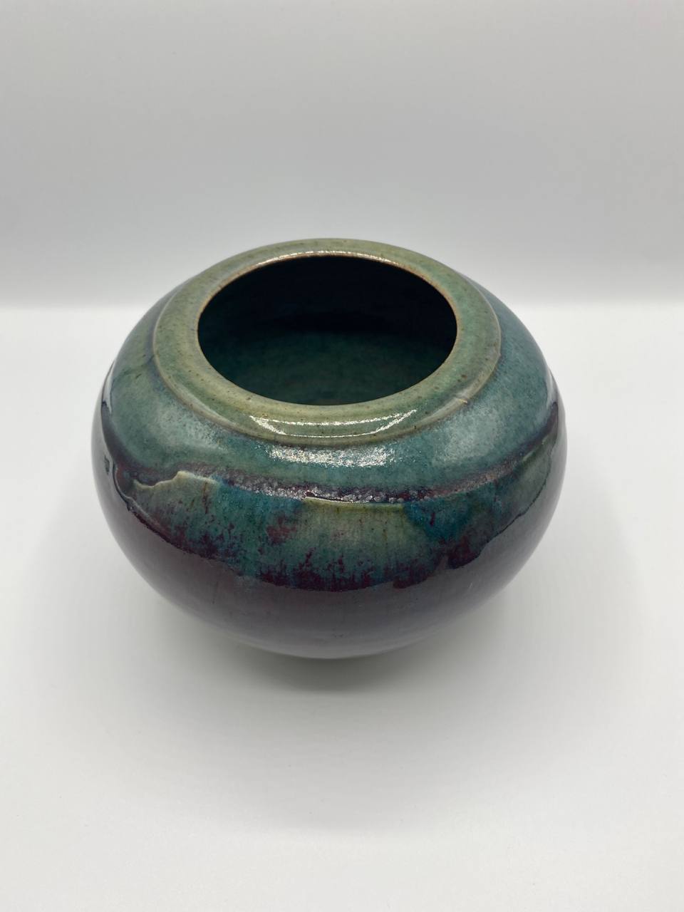 Vase en grès tourné – Émail flammé bleu vert et reflets violacés – Décor en relief – Signé