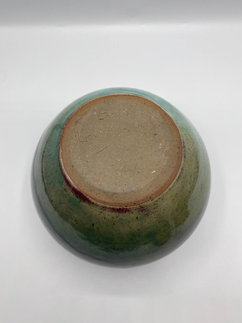 Vase en grès tourné – Émail flammé bleu vert et reflets violacés – Décor en relief – Signé