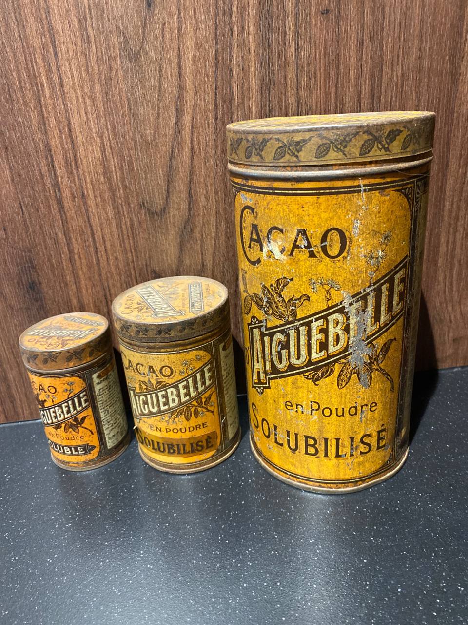 Ensemble de 3 boîtes anciennes Cacao Aiguebelle – Fer-blanc lithographié – Trois formats – Vers 1900