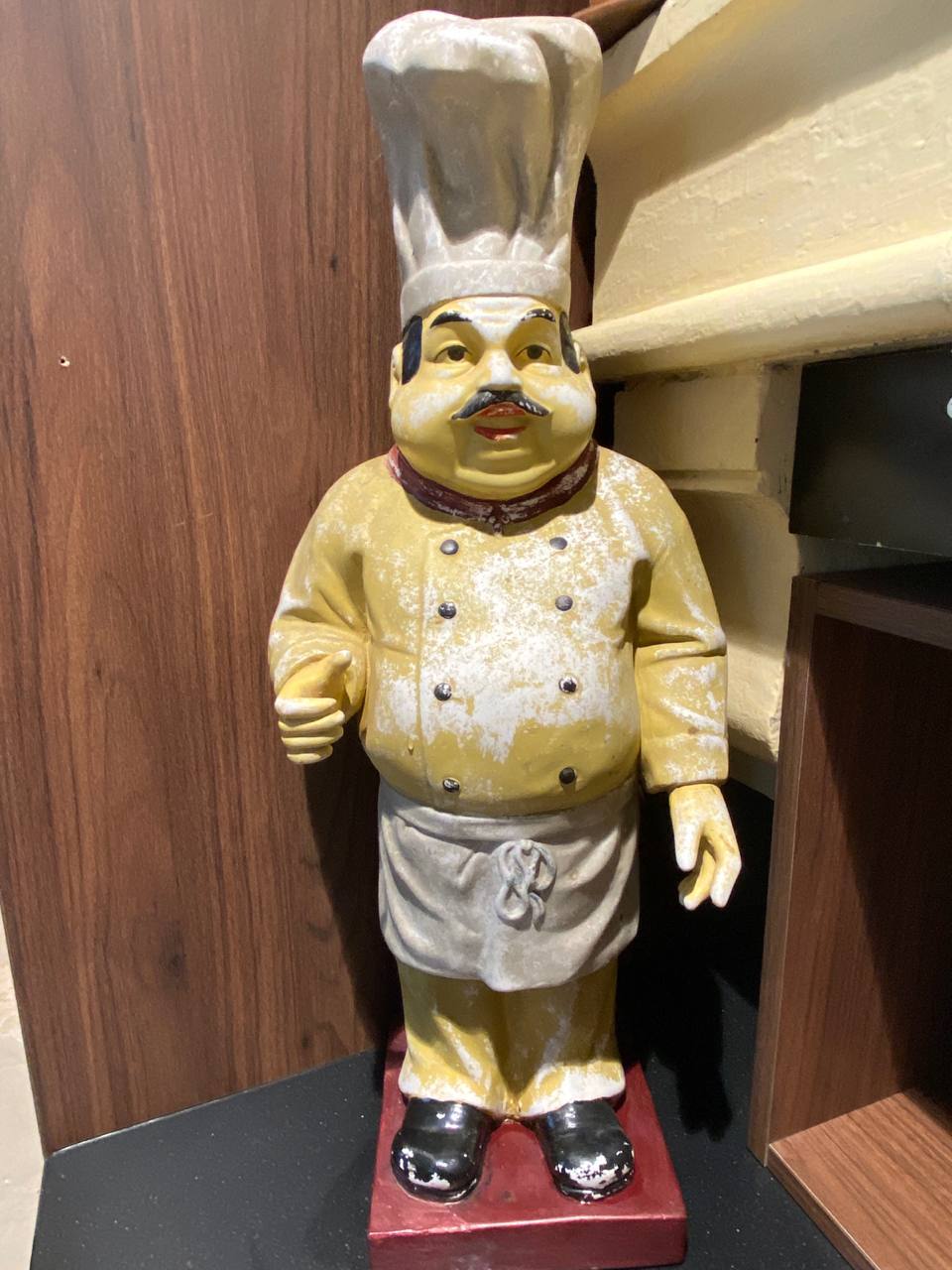 Statue chef cuisinier biscuit polychrome vue de face