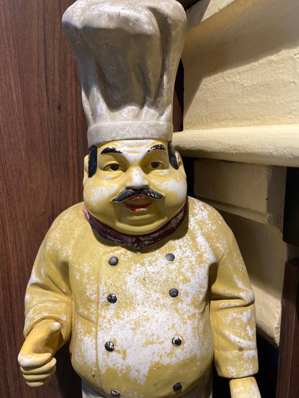 Imposante statue chef cuisinier en biscuit polychrome – Toque haute et tablier – Décor bistrot