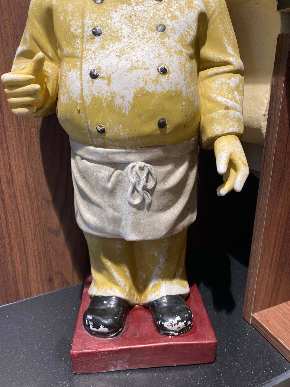 Imposante statue chef cuisinier en biscuit polychrome – Toque haute et tablier – Décor bistrot