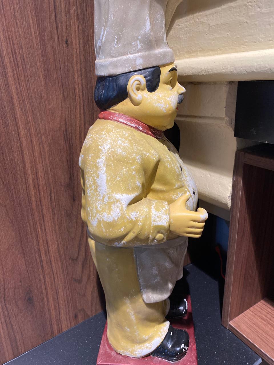 Statue chef cuisinier biscuit vue de profil