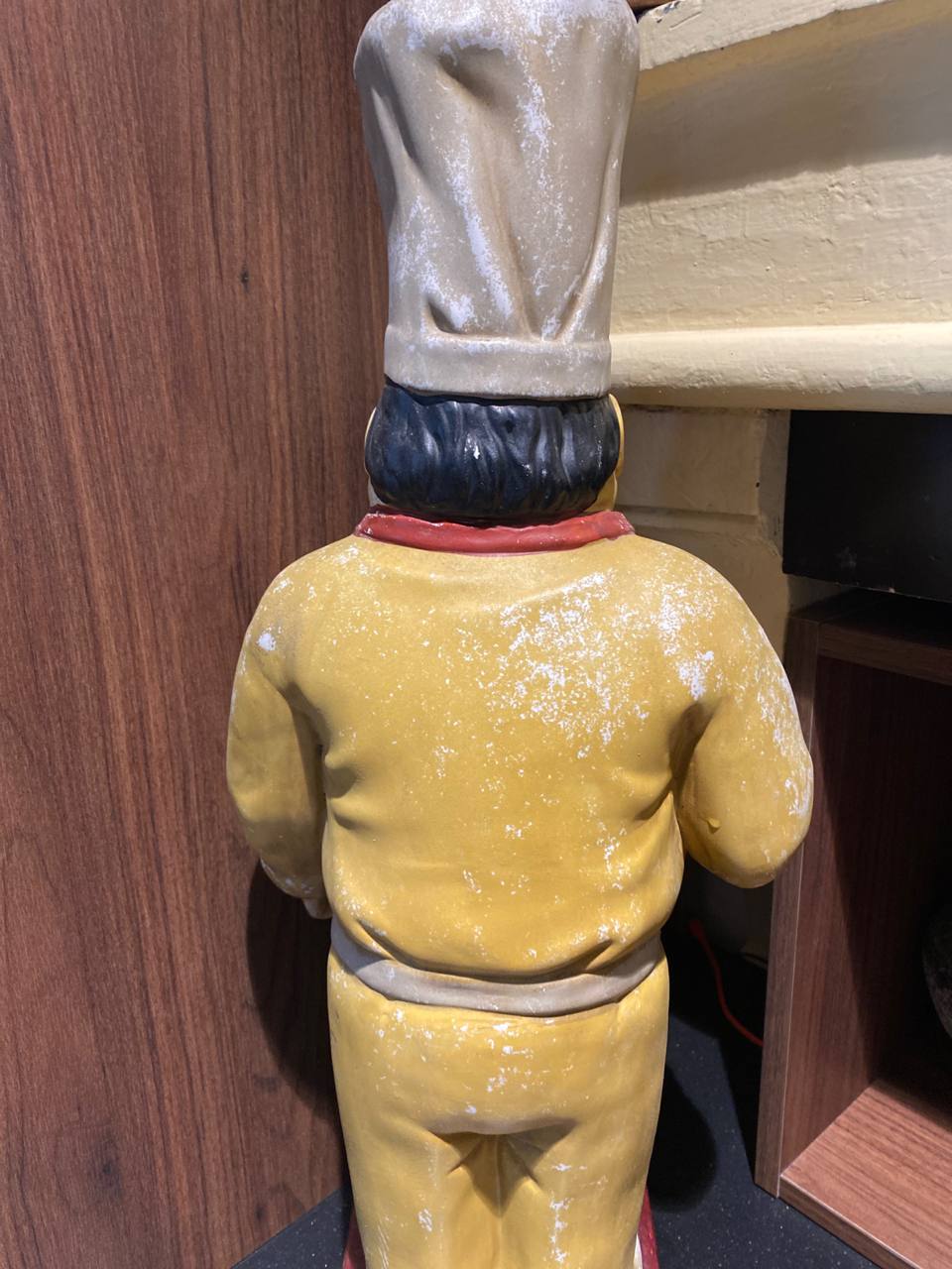 Imposante statue chef cuisinier en biscuit polychrome – Toque haute et tablier – Décor bistrot