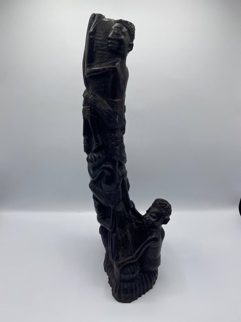 Sculpture africaine en bois massif – Colonne de figures humaines superposées – Mouvement ascendant – 41 cm