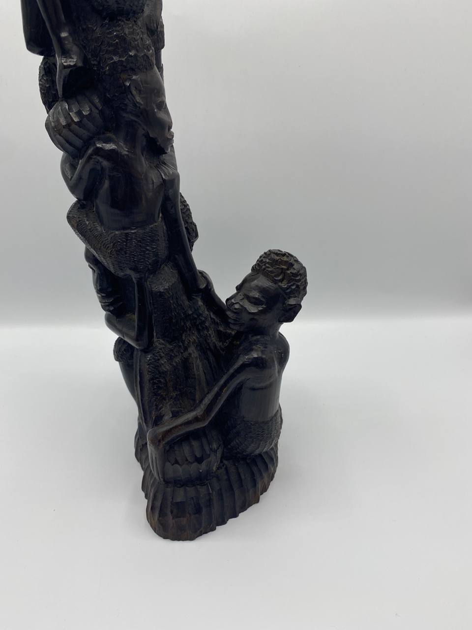 Sculpture africaine en bois massif – Colonne de figures humaines superposées – Mouvement ascendant – 41 cm