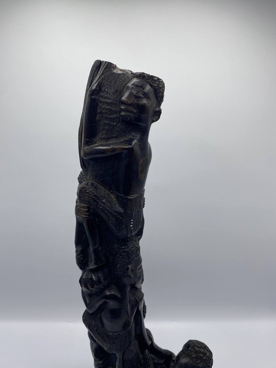 Sculpture africaine en bois massif – Colonne de figures humaines superposées – Mouvement ascendant – 41 cm