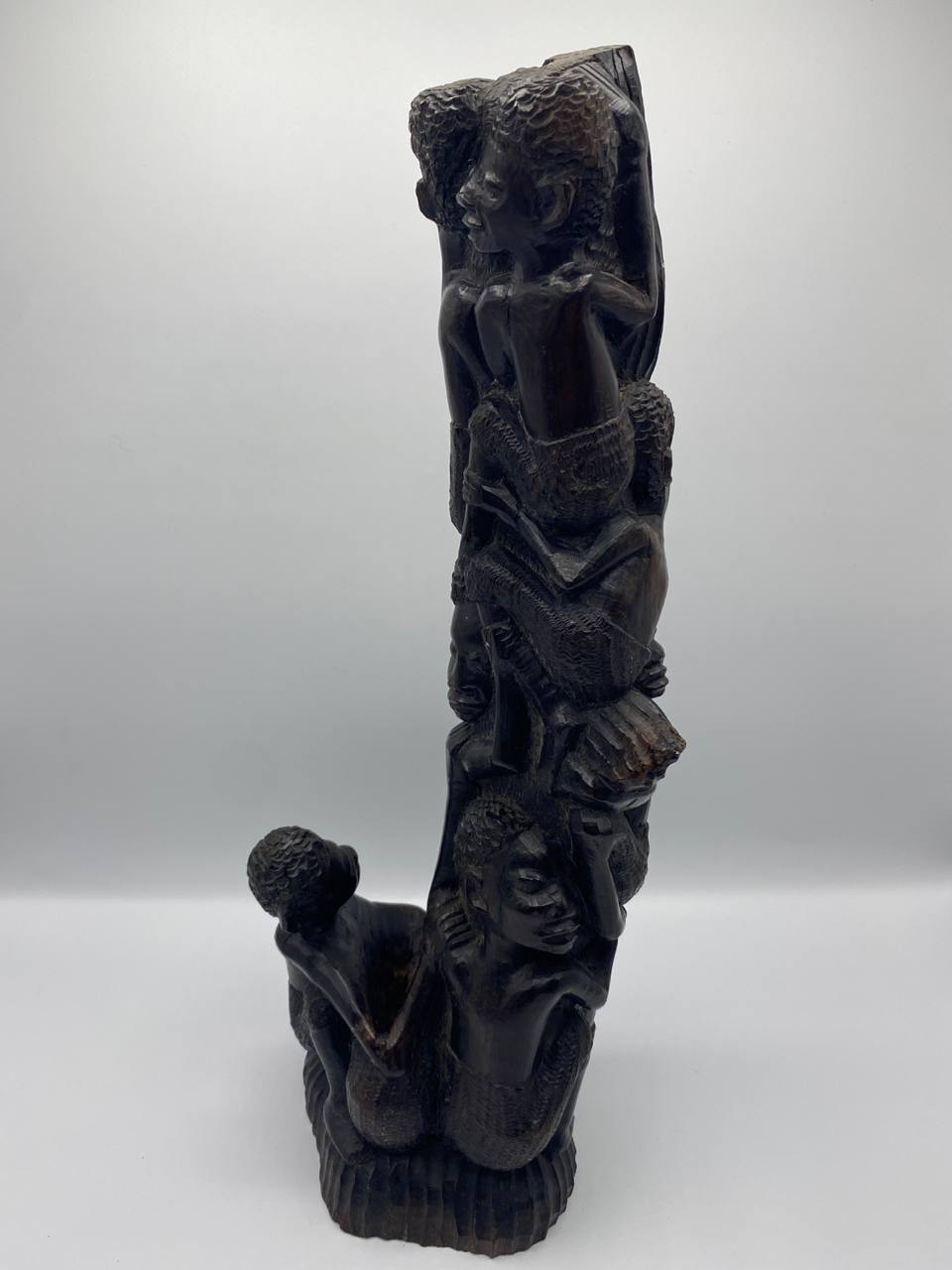 Sculpture africaine en bois massif – Colonne de figures humaines superposées – Mouvement ascendant – 41 cm