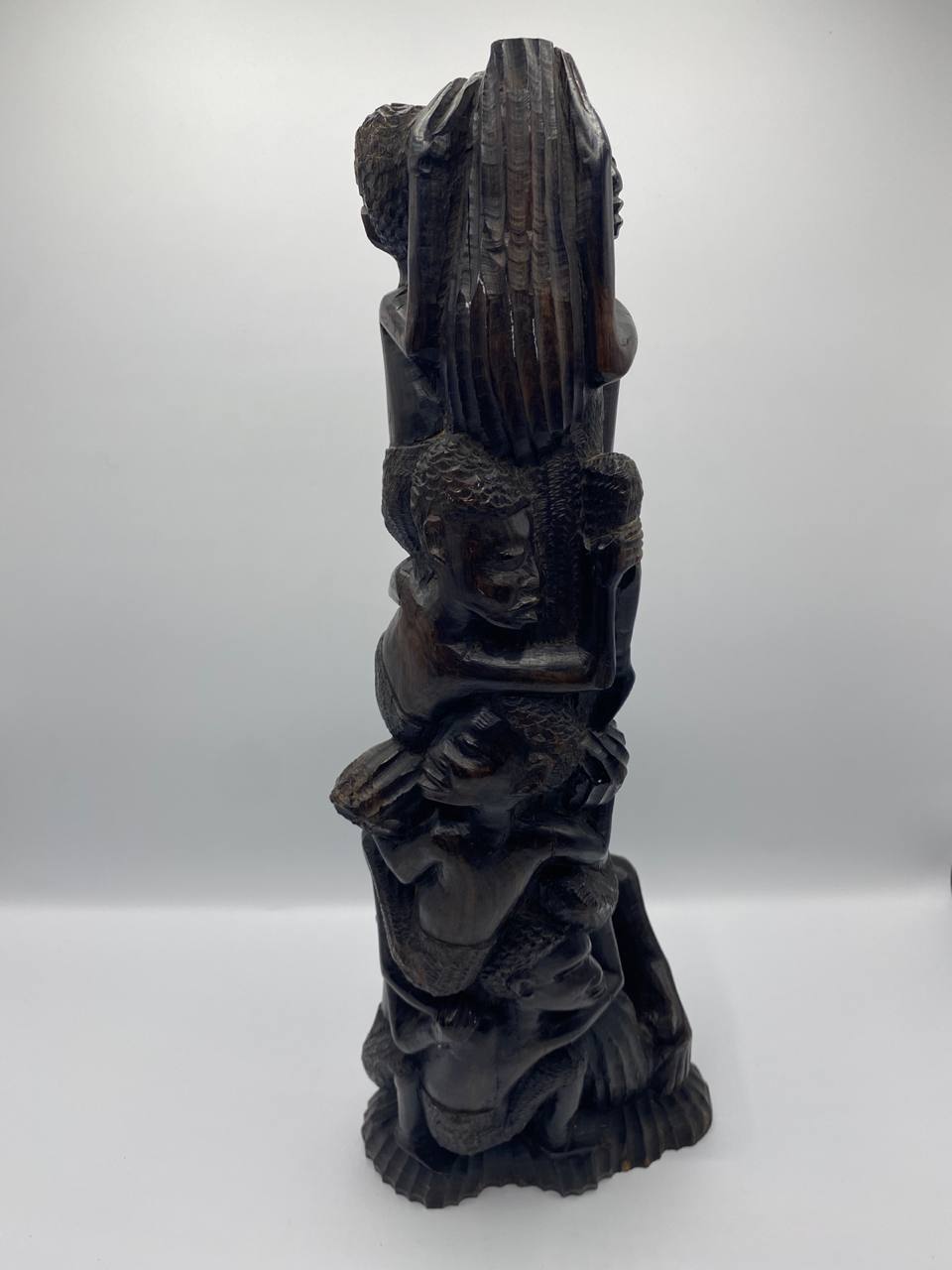 Sculpture africaine en bois massif – Colonne de figures humaines superposées – Mouvement ascendant – 41 cm
