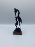 Sculpture miniature en bois ébène – Couple d'échassiers cous entrelacés – Socle bois à gradins