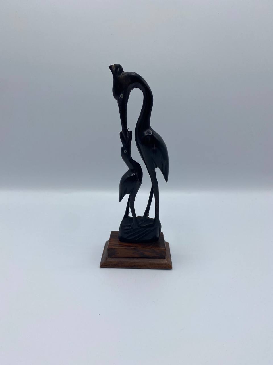 Sculpture miniature en bois ébène – Couple d'échassiers cous entrelacés – Socle bois à gradins
