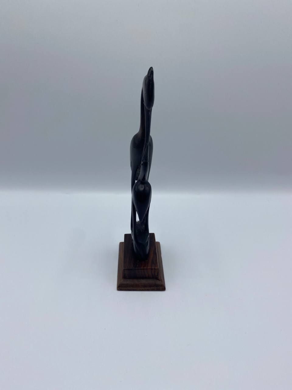 Sculpture miniature en bois ébène – Couple d'échassiers cous entrelacés – Socle bois à gradins