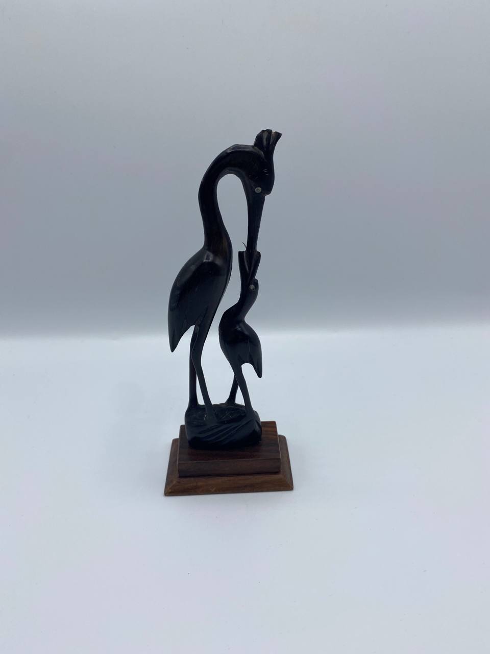 Sculpture miniature en bois ébène – Couple d'échassiers cous entrelacés – Socle bois à gradins