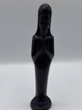 Statuette en bois ébène – Femme stylисée en prière – Art africain