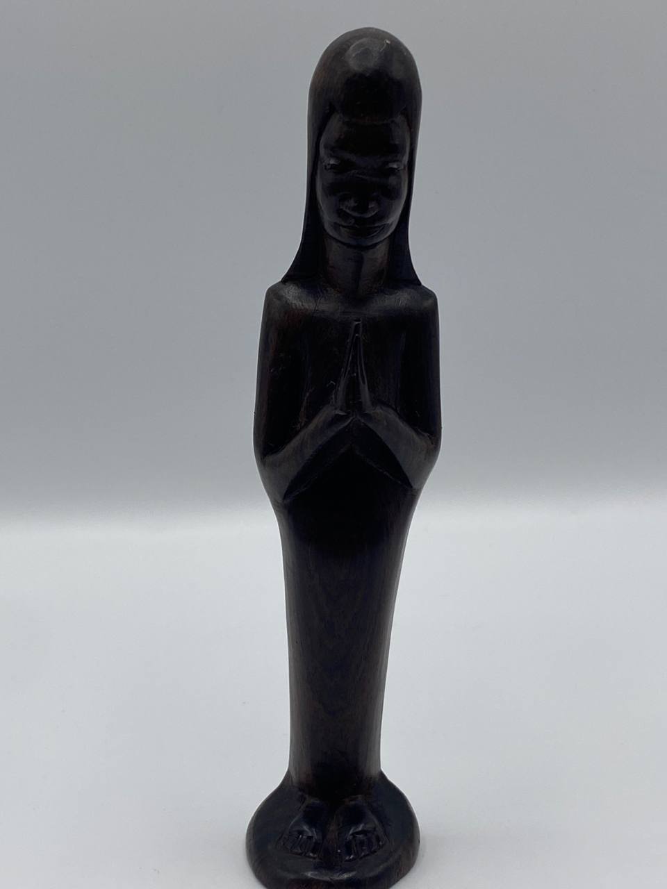 Statuette en bois ébène – Femme stylисée en prière – Art africain