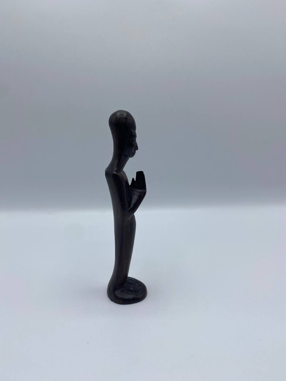 Statuette en bois ébène – Femme stylисée en prière – Art africain