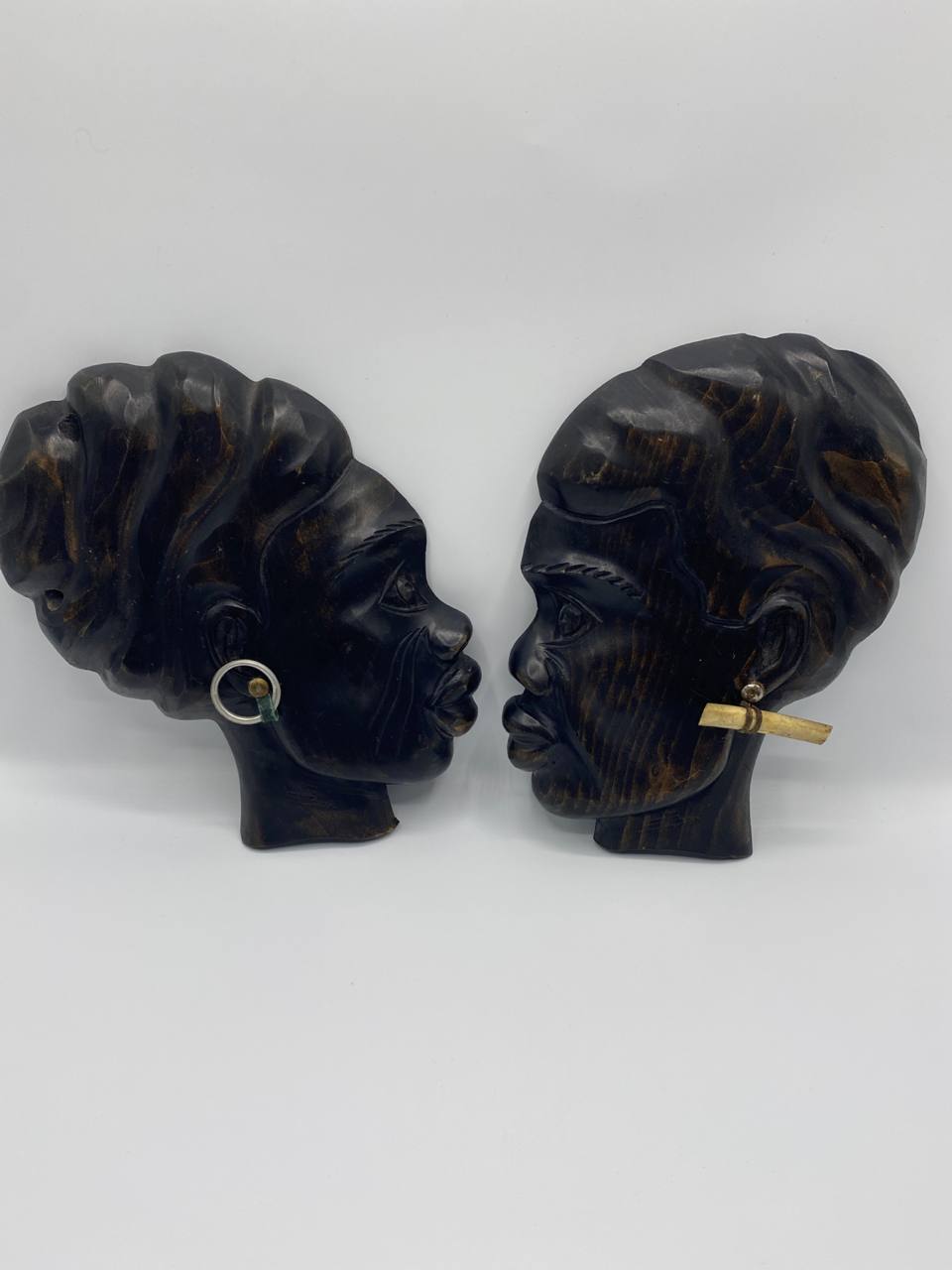 Paire de profils muraux sculptés signés Jan Bar – Bois ébène – Homme et femme face à face – Art africain