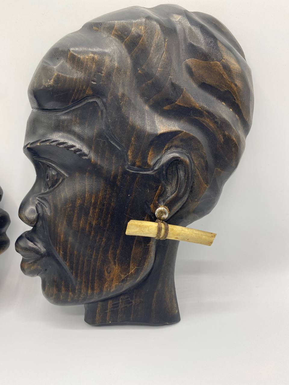 Paire de profils muraux sculptés signés Jan Bar – Bois ébène – Homme et femme face à face – Art africain