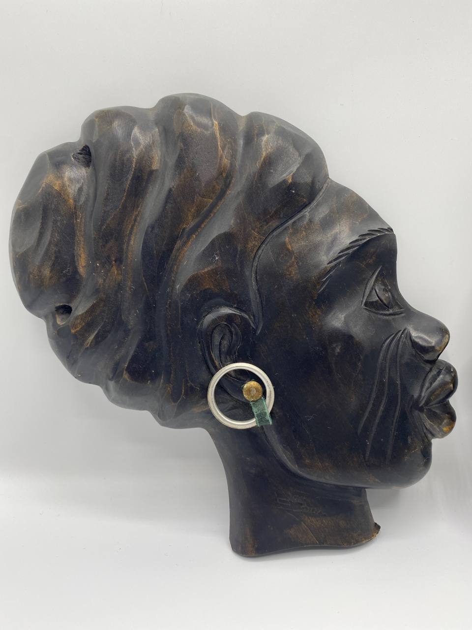 Paire de profils muraux sculptés signés Jan Bar – Bois ébène – Homme et femme face à face – Art africain