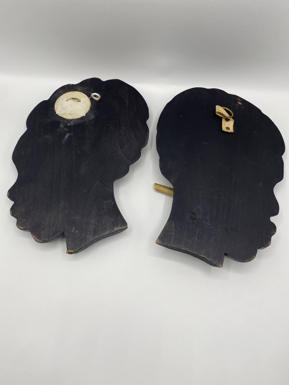 Paire de profils muraux sculptés signés Jan Bar – Bois ébène – Homme et femme face à face – Art africain