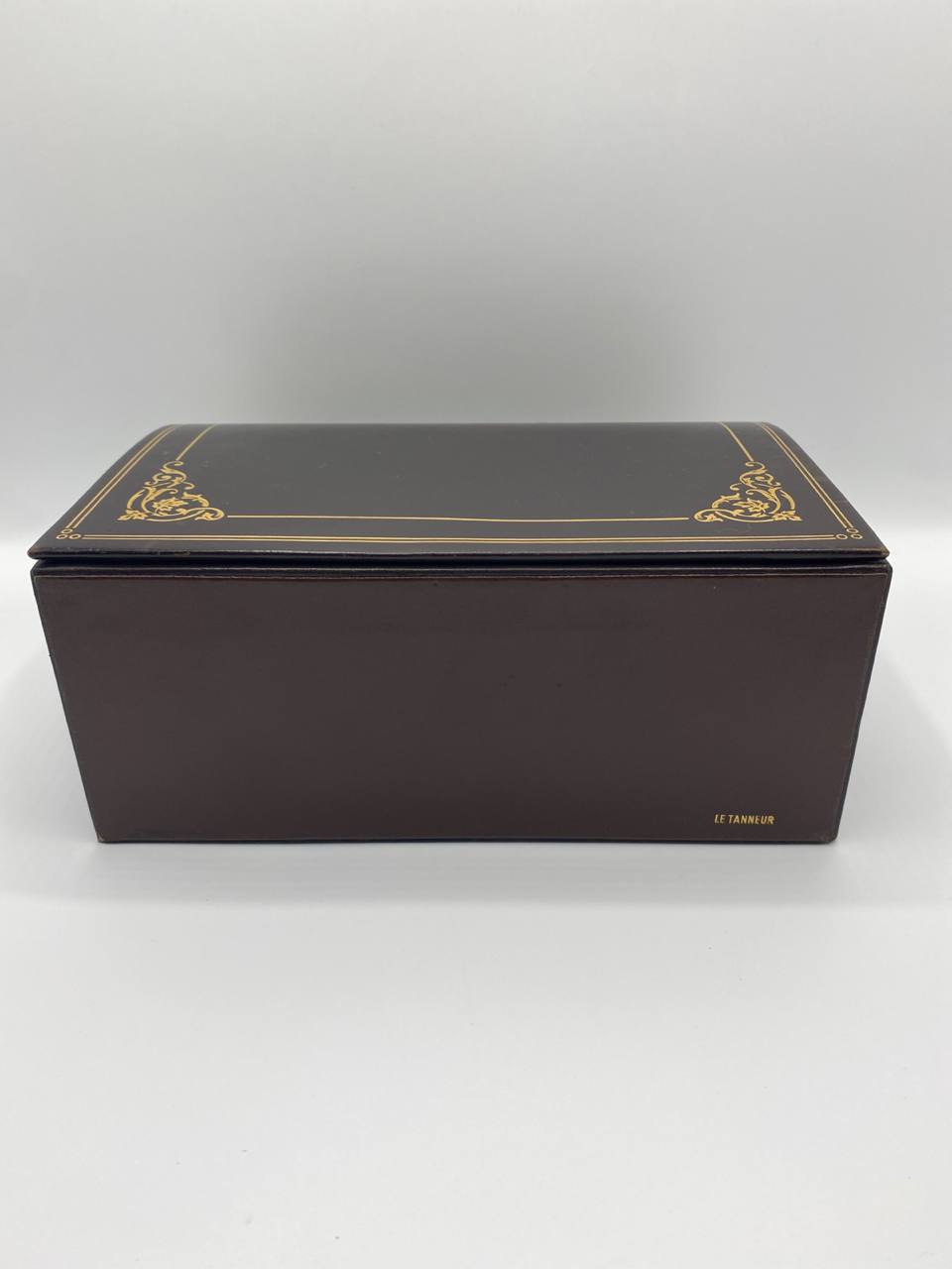 Coffret range-courrier Le Tanneur – Cuir brun – Arabesques dorées – Deux compartiments bois