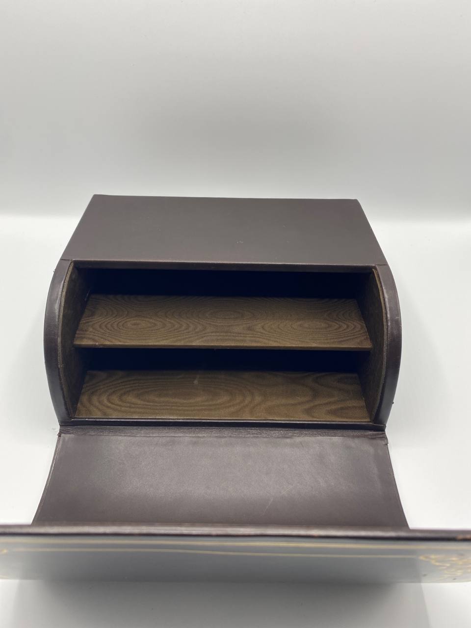 Coffret range-courrier Le Tanneur – Cuir brun – Arabesques dorées – Deux compartiments bois