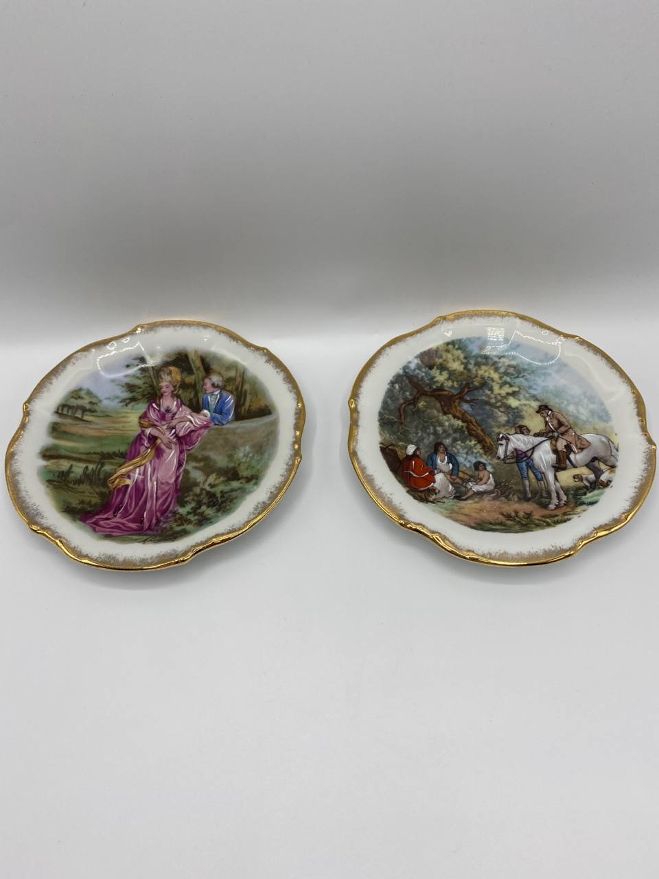 Paire d'assiettes décoratives Jammet Seignolles Limoges – Scènes galantes peintes main – Bords dorés festonnés