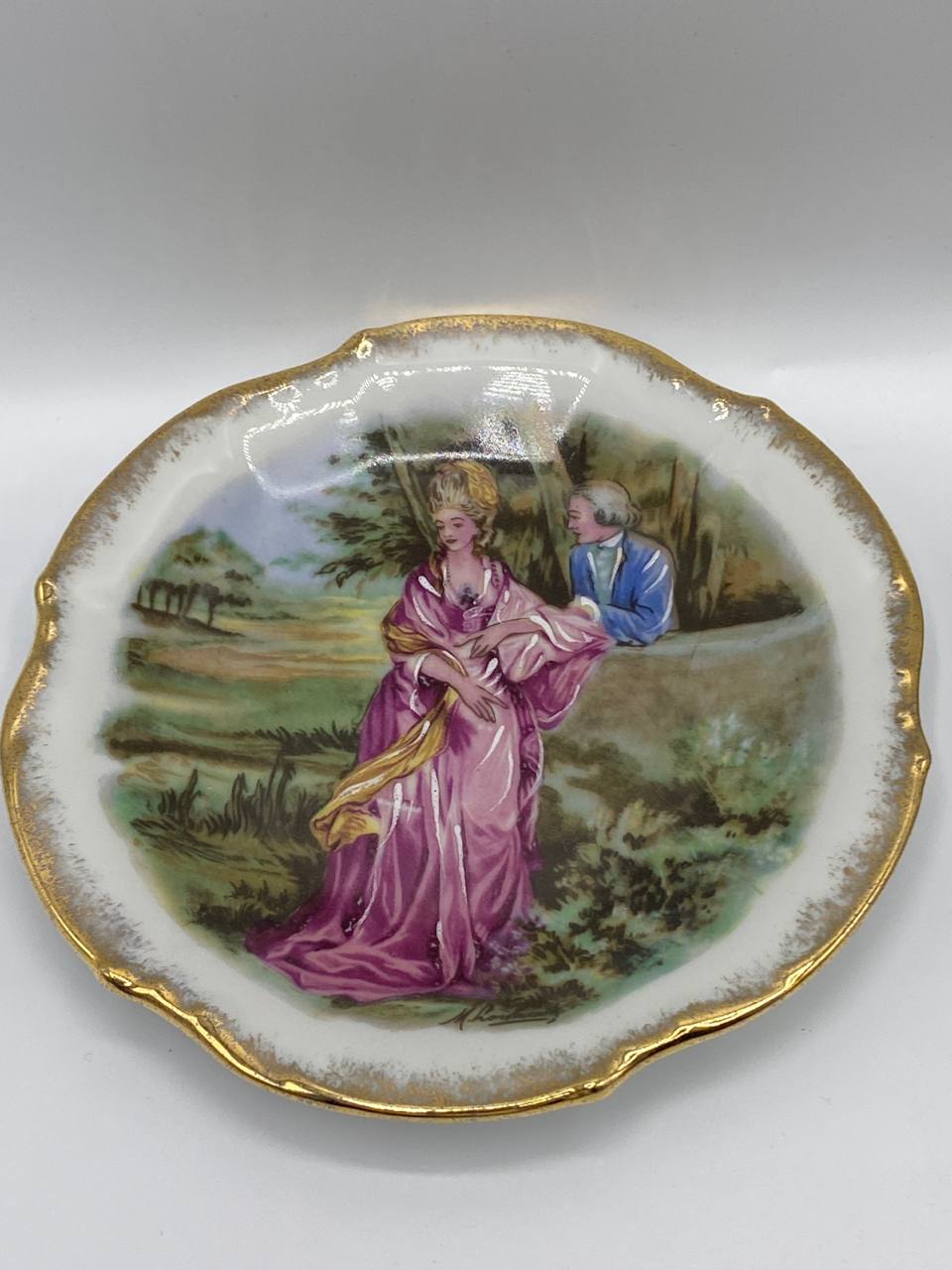 Paire d'assiettes décoratives Jammet Seignolles Limoges – Scènes galantes peintes main – Bords dorés festonnés