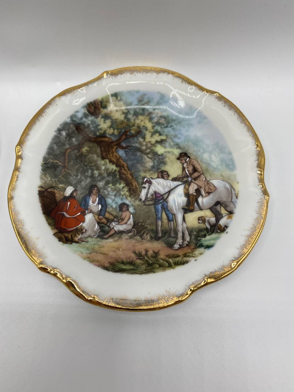 Paire d'assiettes décoratives Jammet Seignolles Limoges – Scènes galantes peintes main – Bords dorés festonnés