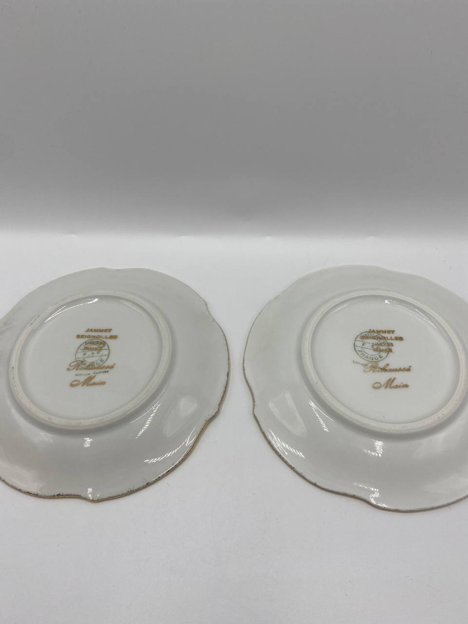 Paire d'assiettes décoratives Jammet Seignolles Limoges – Scènes galantes peintes main – Bords dorés festonnés
