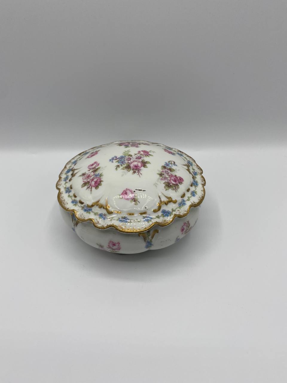 Bonbonnière ancienne GOA France – Porcelaine à décor floral – Roses et myosotis – Corps godronné doré