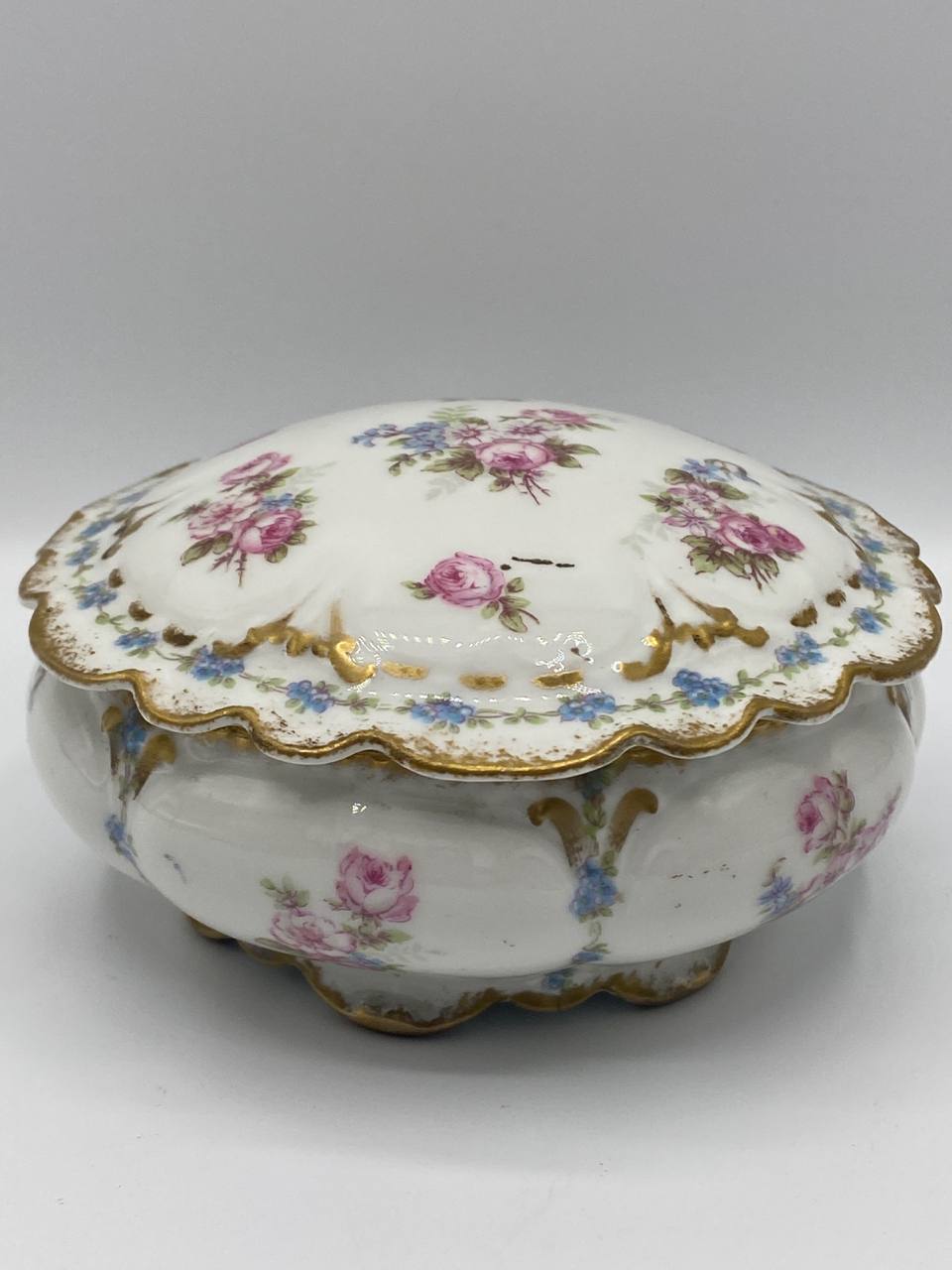 Bonbonnière ancienne GOA France – Porcelaine à décor floral – Roses et myosotis – Corps godronné doré