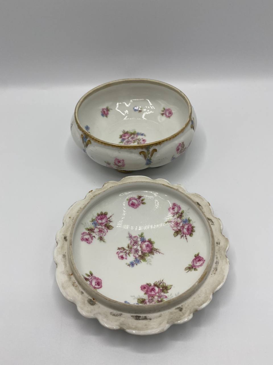 Bonbonnière ancienne GOA France – Porcelaine à décor floral – Roses et myosotis – Corps godronné doré