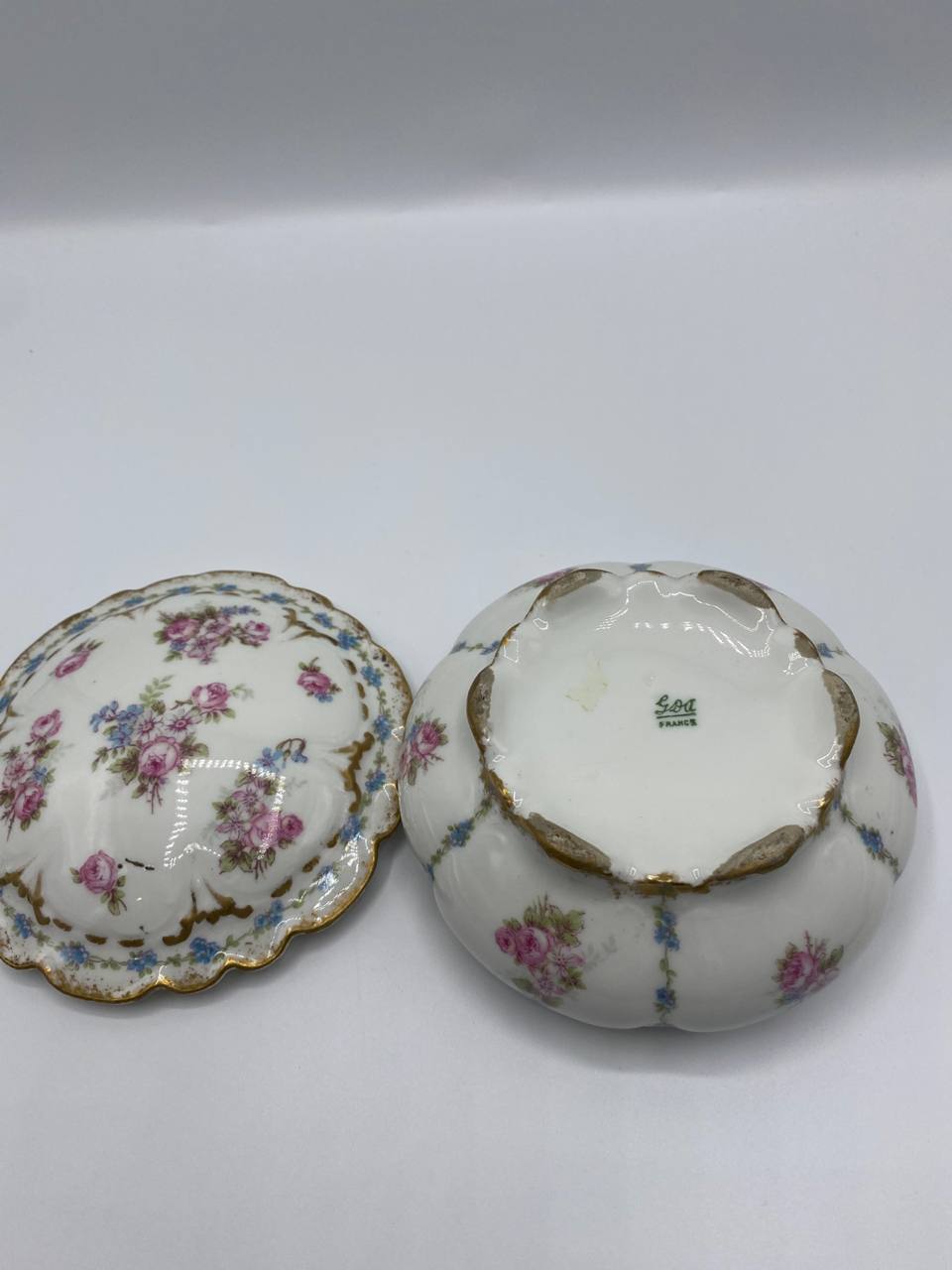 Bonbonnière ancienne GOA France – Porcelaine à décor floral – Roses et myosotis – Corps godronné doré