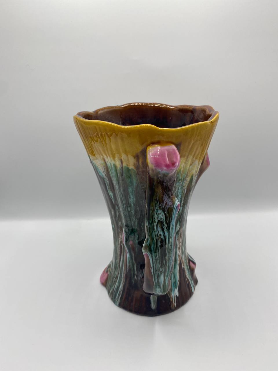 Vase barbotine naturaliste – Tronc et branches – Boutons de roses en relief – Glaçures colorées