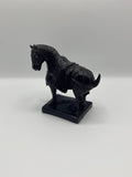 Statuette cheval Tang cabré en résine noire laquée – Inspiration dynastique chinoise – Sculpture décorative XXe siècle