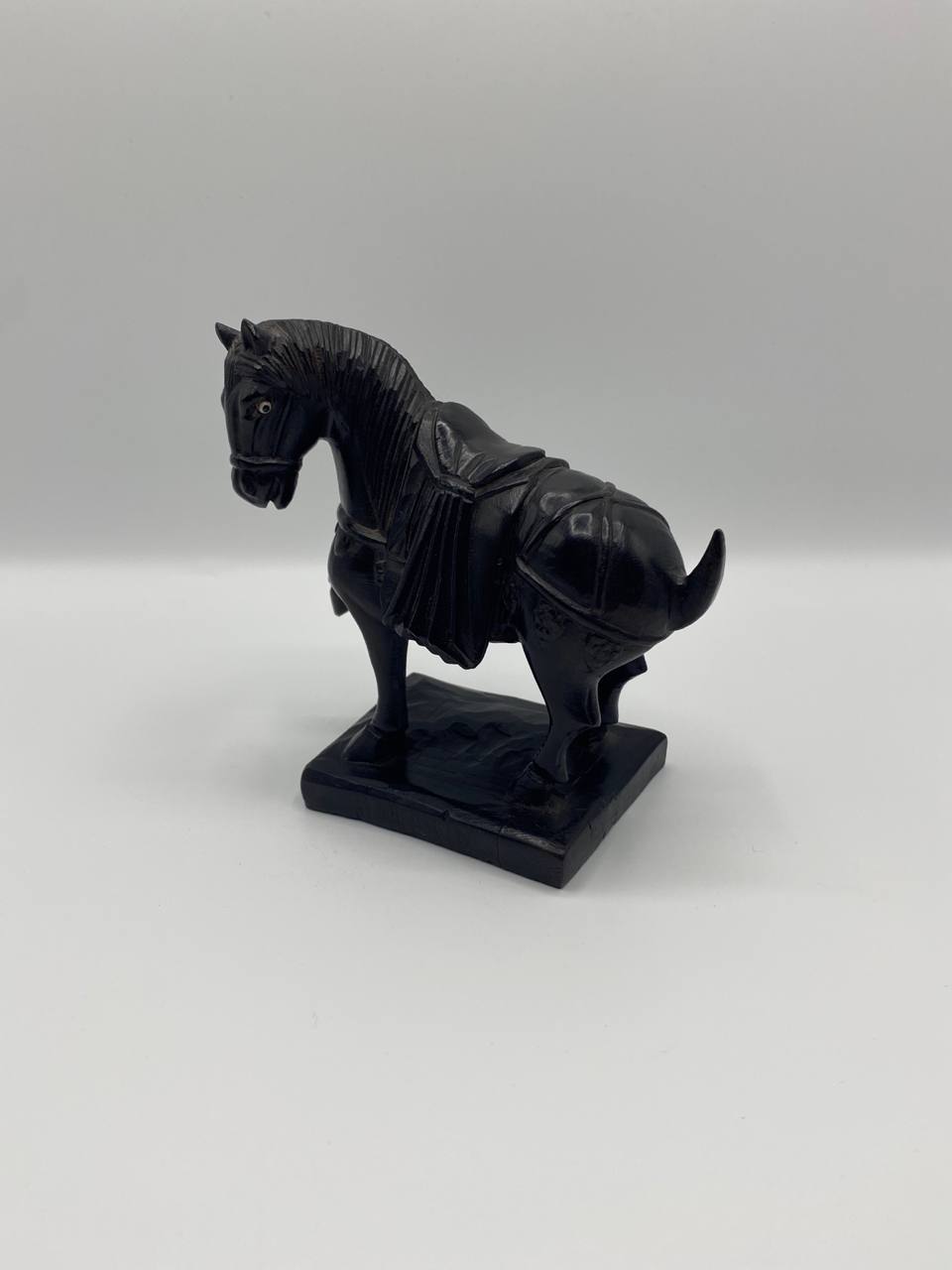 Statuette cheval Tang cabré en résine noire laquée – Inspiration dynastique chinoise – Sculpture décorative XXe siècle