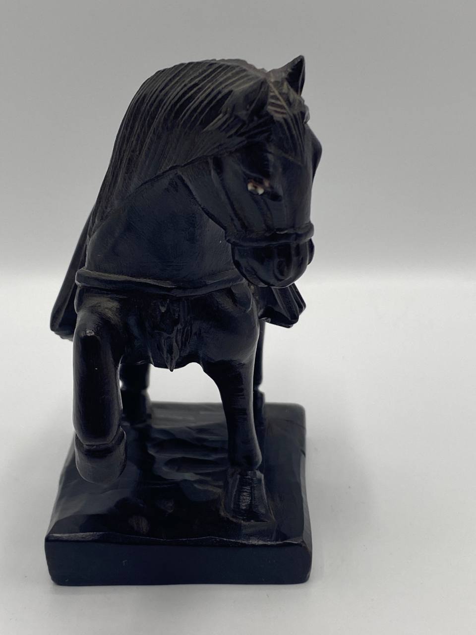 Statuette cheval Tang cabré en résine noire laquée – Inspiration dynastique chinoise – Sculpture décorative XXe siècle