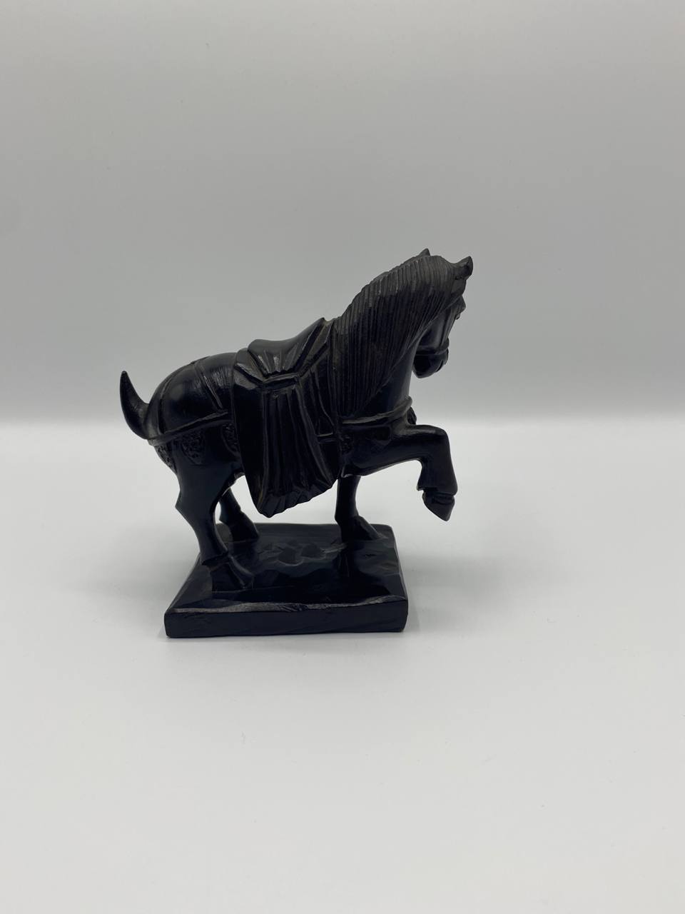 Cheval cabré sculpté en bois noir – Style cheval Tang – Artisanat asiatique
