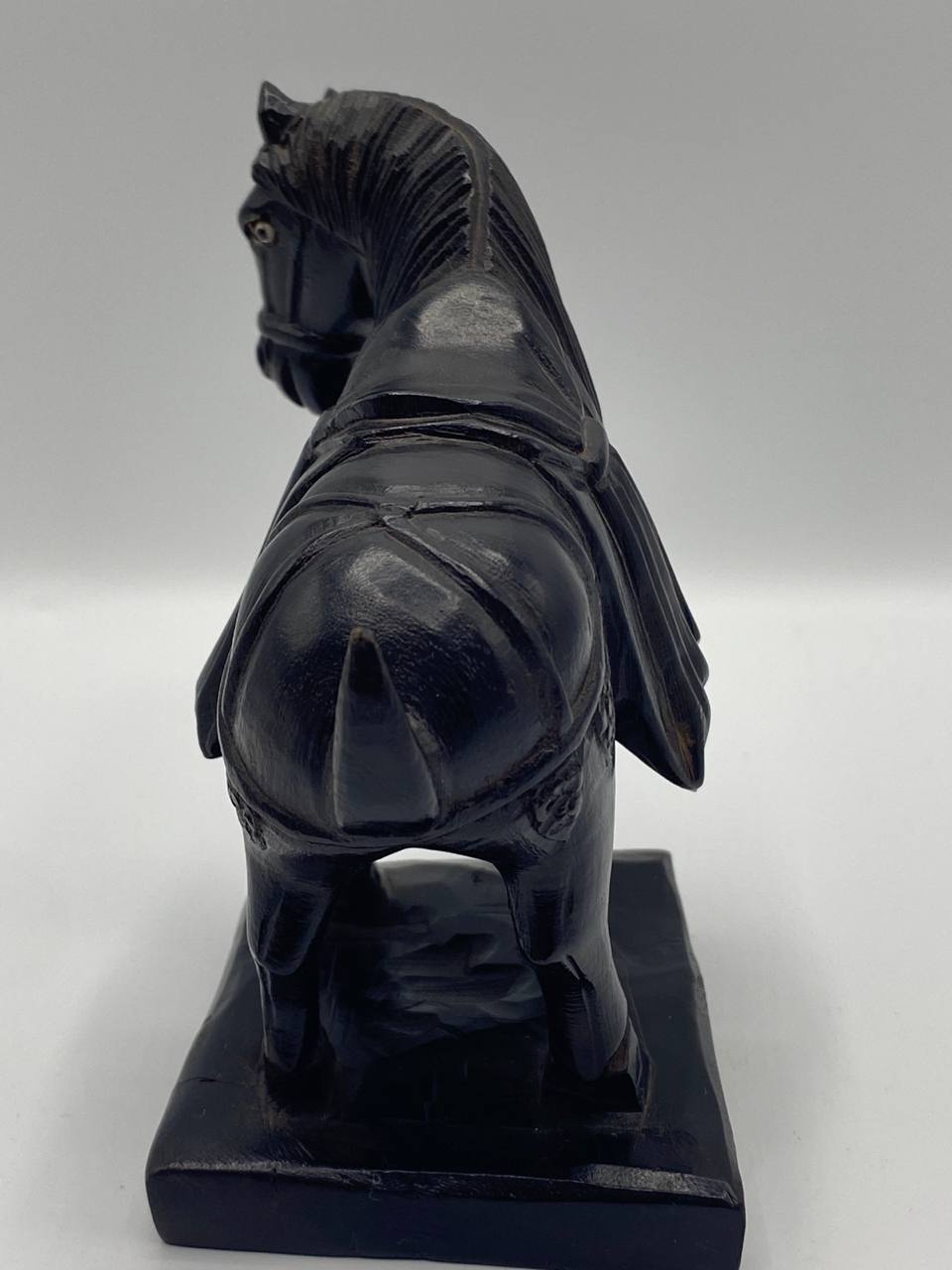 Statuette cheval Tang cabré en résine noire laquée – Inspiration dynastique chinoise – Sculpture décorative XXe siècle