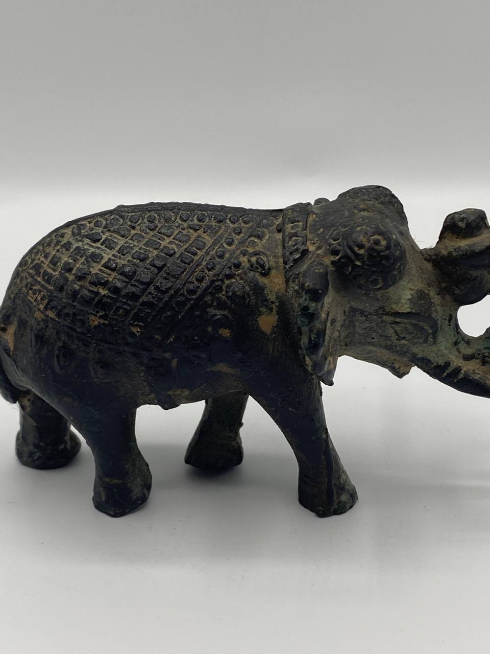 Statuette éléphant en bronze patiné avec mahout – Inspiration indienne – Sculpture décorative XXe siècle
