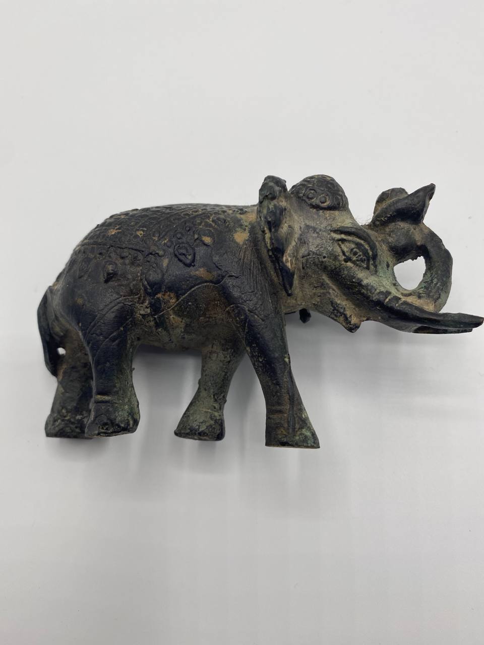 Statuette éléphant en bronze patiné avec mahout – Inspiration indienne – Sculpture décorative XXe siècle