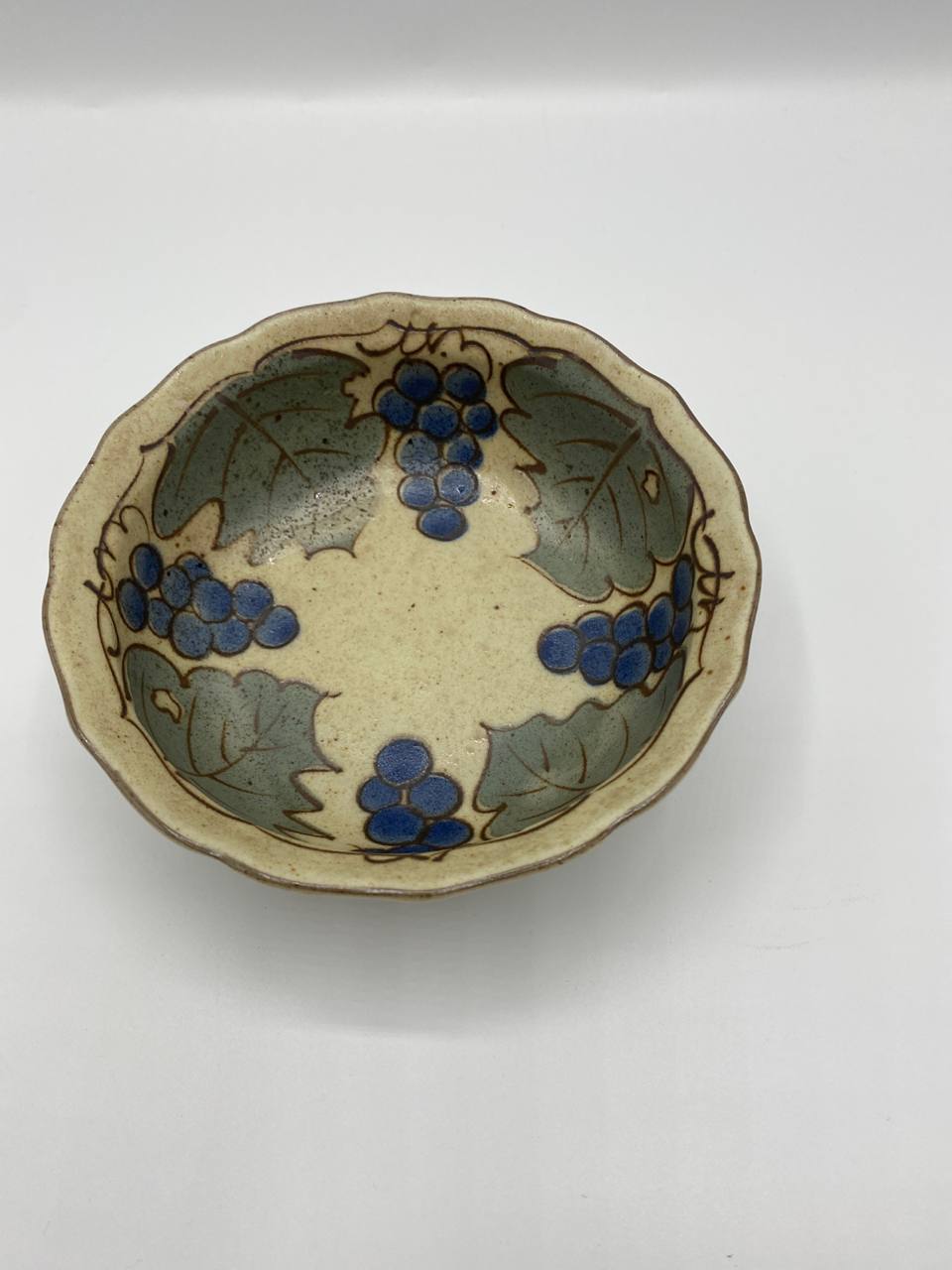 Bol en grès japonais à bord festonné – Décor raisin bleu cobalt – Mino-yaki
